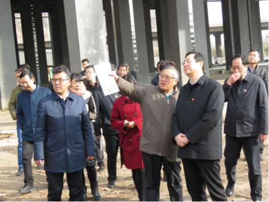 省委常委、西寧市委書記王曉在青海省物產(chǎn)集團(tuán)總公司黨委書記、總經(jīng)理王玉輝陪同下，深入青海物產(chǎn)朝陽物流園區(qū)。