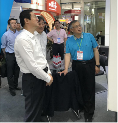 省委常委、西寧市委書記王曉蒞臨第十九屆青洽會(huì)青海物產(chǎn)展位參觀