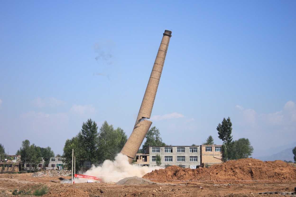 青海物產(chǎn)爆破技術(shù)服務(wù)有限公司北川工業(yè)園區(qū)49米煙囪拆除爆破圓滿(mǎn)成功
